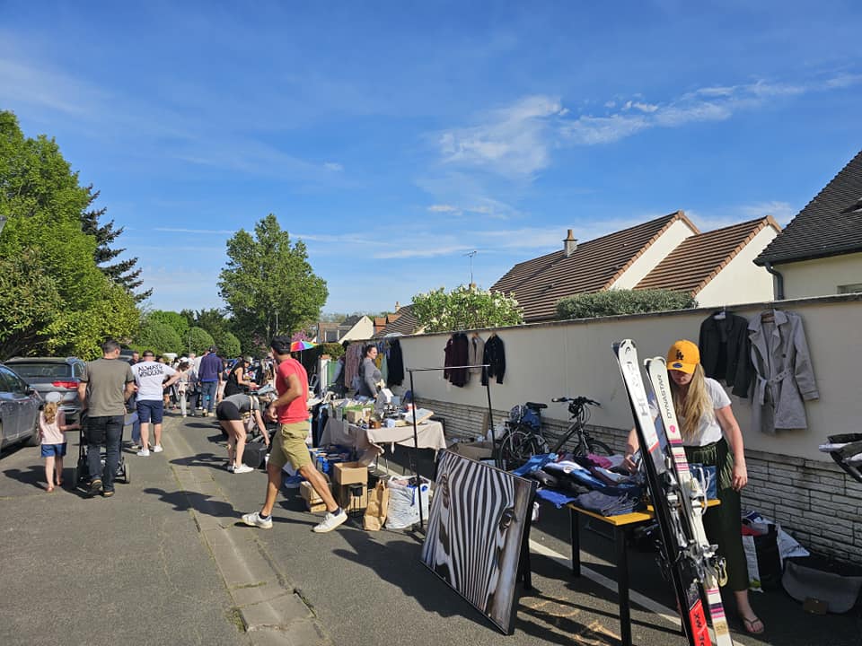 Chineurs et exposants dans les rues